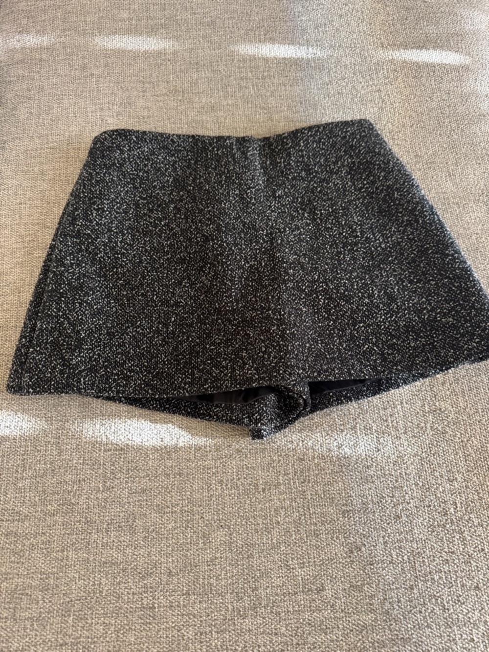 NWT. Aritizia Babaton Black Tweed High-Waist Shorts Size 6
